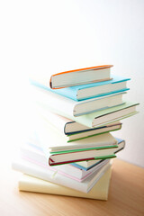 窓辺に積まれた本