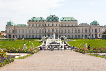 Fototapeta premium Palacio Belvedere y Museo con parque o jardín en la ciudad de Viena, en el país de Austria