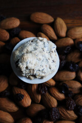 Wespennester mit Eiweiß, Mandeln, Zartbitterschokolade und Rumrosinen