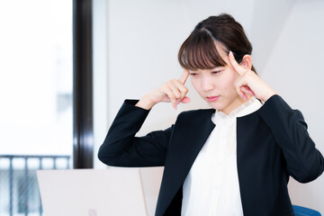ビジネスで悩む女性