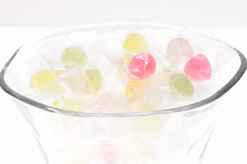 白バックにガラス器に入れた駄菓子ウィスキーボンボン