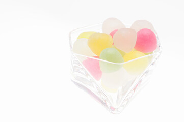 白バックにガラス器に入れた駄菓子ウィスキーボンボン