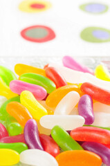 カラフルなテーブルクロスの上の器に入れた駄菓子ゼリービーンズ