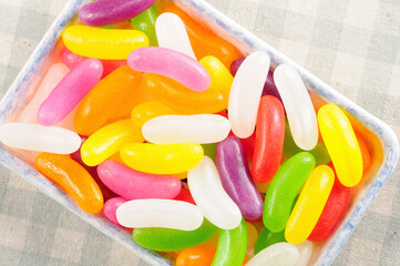 テーブルクロスの上の器に入れた駄菓子ゼリービーンズ