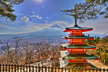 秋の五重の塔と富士山