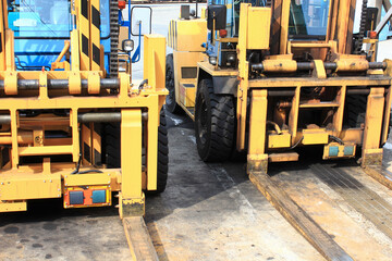 コンテナ運搬リフト