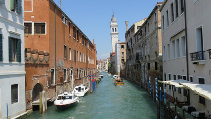 Obraz na płótnie Canvas Vista de un canal de Venecia, con edificios a los lados, Italia.