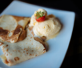 Sorvete de creme com crepe de doce de leite