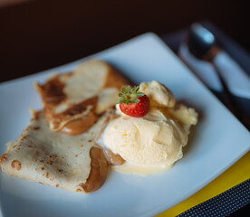 crepe de doce de leite com sorvete de creme