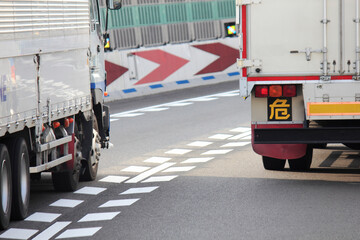 Naklejka premium 高速道路を走るトラック
