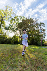 夏の公園で元気で遊んでいる可愛い子供