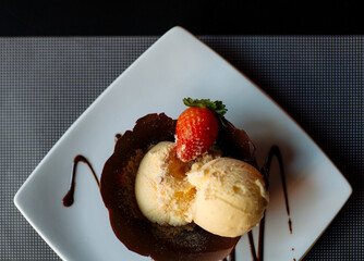 Sorvete de creme com morango e chocolate