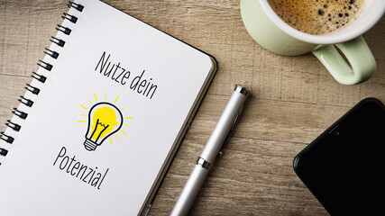 Glühbirne und Text „Nutze dein Potenzial