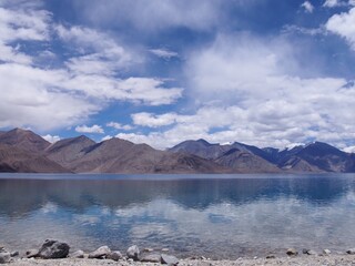 Beautiful lake and magnificent blue skies and mountains, Pangong tso (Lake), Durbuk, Leh, Ladakh, Jammu and Kashmir, India