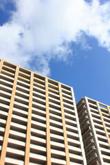 高層マンションと青空