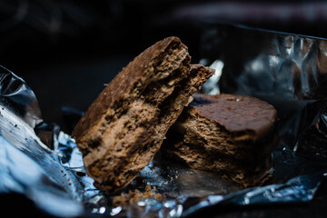 Fototapeta premium primer plano de alfajor triple capa de chocolate y crema de mani industrial con envoltorio metalizado tipico argentina cordoba