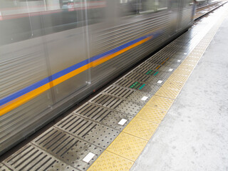 通勤電車と駅ホーム