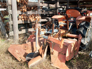 畑の小屋に格納された農機具