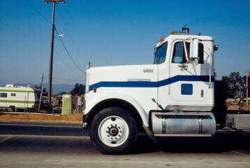 ﾊｲｳｴｰを疾走する白色のｺﾝﾎﾞｲ運転席部分