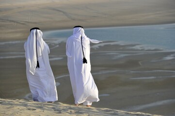 Qatari in traditional clothing with gutra, in front of Khor Al Udeid Beach, Khor El Deid, Inland Sea, desert miracle of Qatar, Emirate of Qatar, Persian Gulf, Middle East, Asia