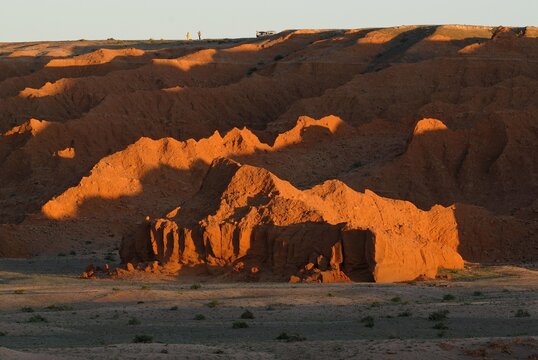 Last evening light on the Flaming Cliffs, Gobi Desert, Bayanzag, Gurvan Saikhan National Conservation Park, Oemnoegov Aimag, Mongolia, Asia