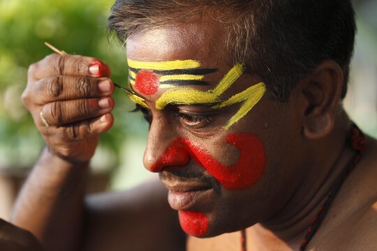 Kathakali dancer doing his make up, Chuvanna Thaadi mask, Kerala, southern India, Asia