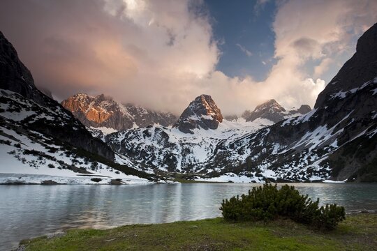 Seebensee Lake in the evening light in the Mieming Range near Ehrwald and Zugspitze Mountain, Tyrol, Austria, Europe