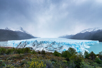 Panoramica del Glaciar Perito Moreno, desde el mirador del Parque Nacional Los Glaciares, en una tarde nublada y fria