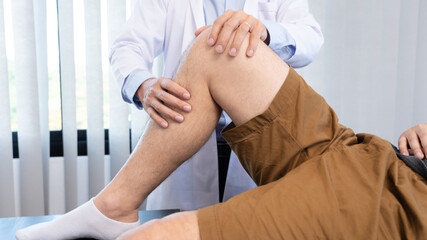Obraz premium physiotherapist doctor rehabilitation consulting physiotherapy giving exercising knee treatment with patient in physio clinic or hospital.