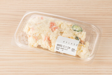 スーパーのポテトサラダ