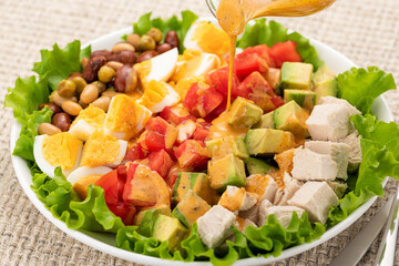 チキンとアボカドとトマトのコブサラダ