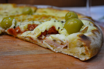 pizza cortada vista de perto