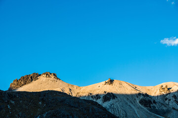 Montaña andina con cielo azul 
