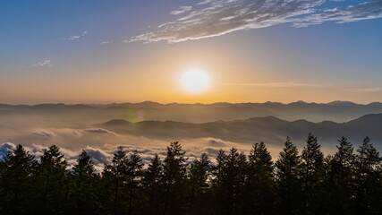 Obraz premium 雲海が広がる山並みと夕日／富士山四合目（The view From Mt.Fuji in Japan）