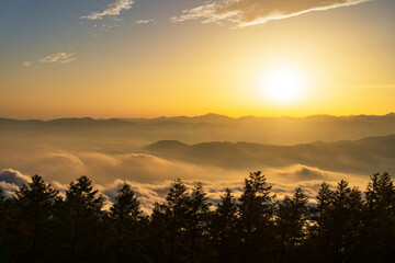 雲海が広がる山並みと夕日／富士山四合目（The view From Mt.Fuji in Japan）