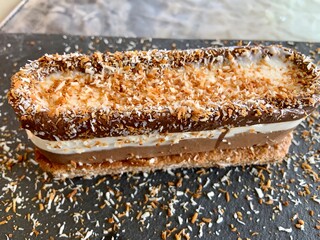 Dessert avec chocolats et coco râpé à la façon d’une friandise en barre