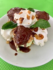 Profiteroles au chocolat et chantilly 