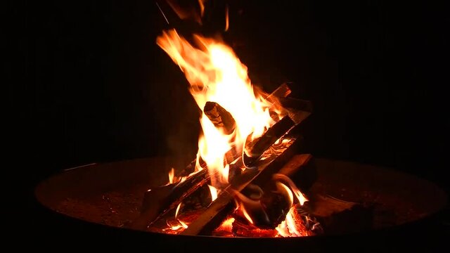 Knisterndes Lagerfeuer in dunkler Nacht (Originalton)