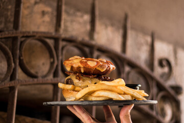Hamburguesa con papas a la francesa