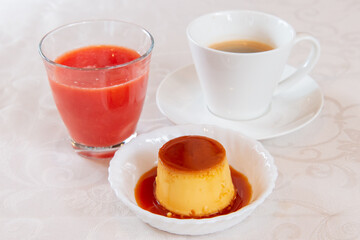 プリン、フルーツジュース、コーヒー