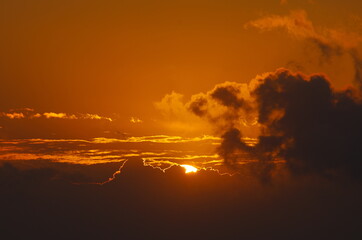 雲間からの日の出