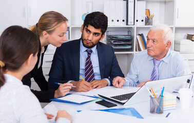 Obraz premium Managers are writing financial reports in the office.