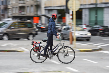 velo cycliste circulation ville environnement urbain casque femme
 - obrazy, fototapety, plakaty