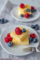 sweet home made vanilla pudding pie with berries