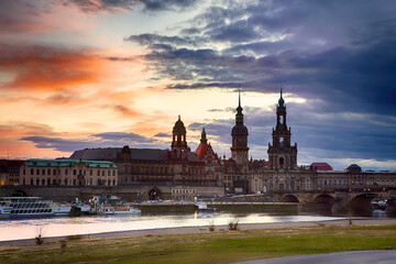 Fototapeta premium Dresden Frauenkirche Zwinger Deutschland Kreuzkirche Fürstenzug Elbe 