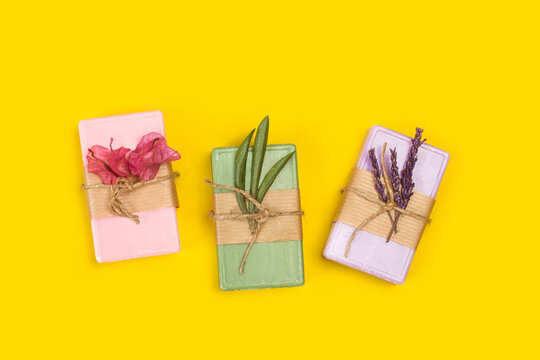 Jabones para el cuidado personal sobre un fondo amarilo brillante liso y aislado. Vista superior. Copy space