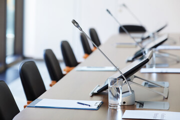 Naklejka premium Image of empty table with documents and microphones at board room