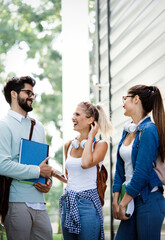 Obraz premium College students studying on university campus outdoor