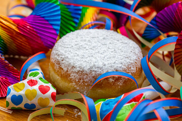 Pfannkuchen (Berliner) mit Puderzucker und Partydekoration