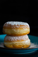 zwei Berliner (Pfannkuchen) auf einem Teller